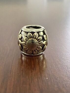 Flower charm in Sterling Silver